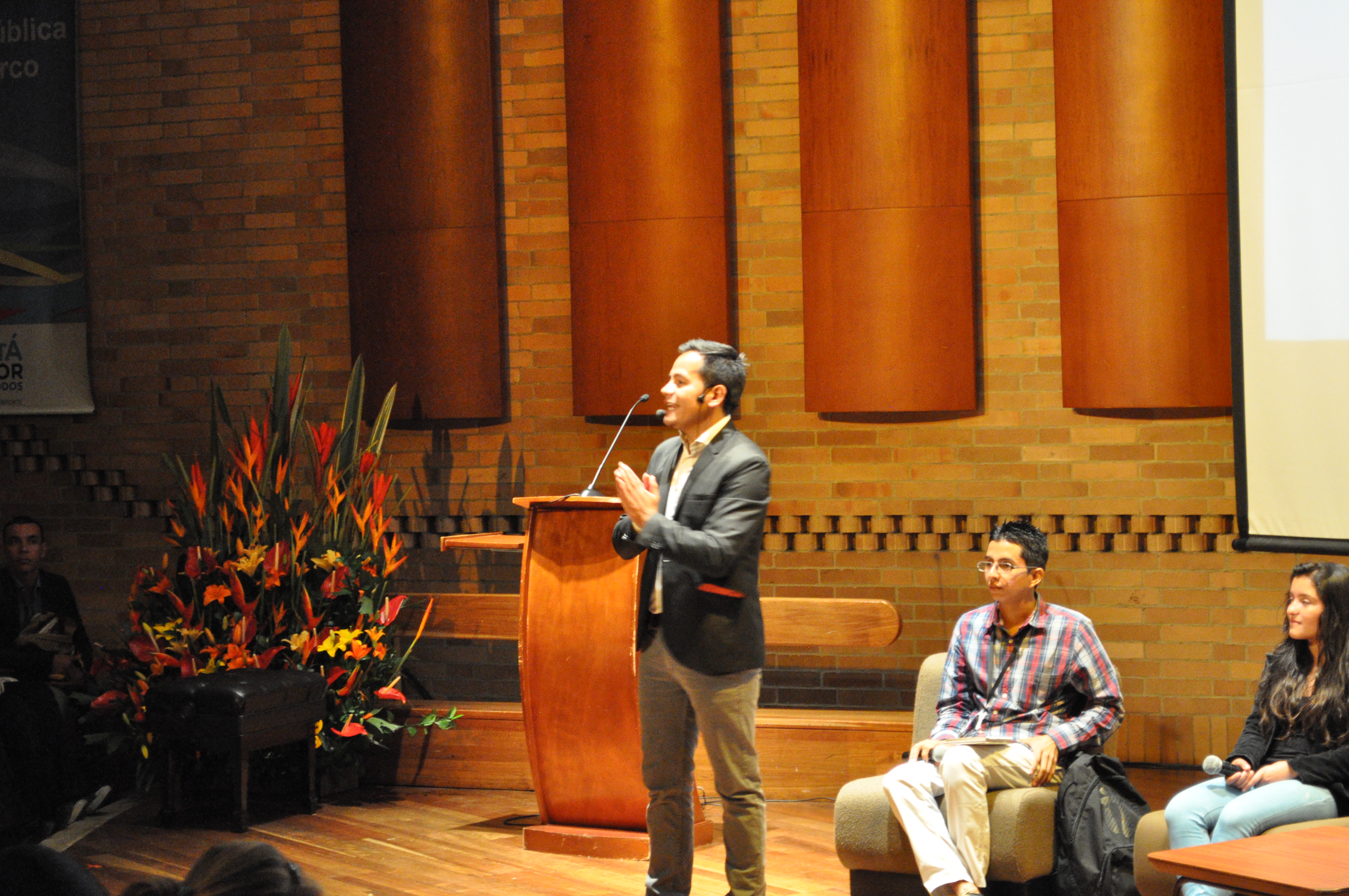 Ivan Triana moderador del Panel de Experiencias Panel de experiencias: Bibliotecas públicas, movilización y participación ciudadana: espacios para el desarrollo del capital social