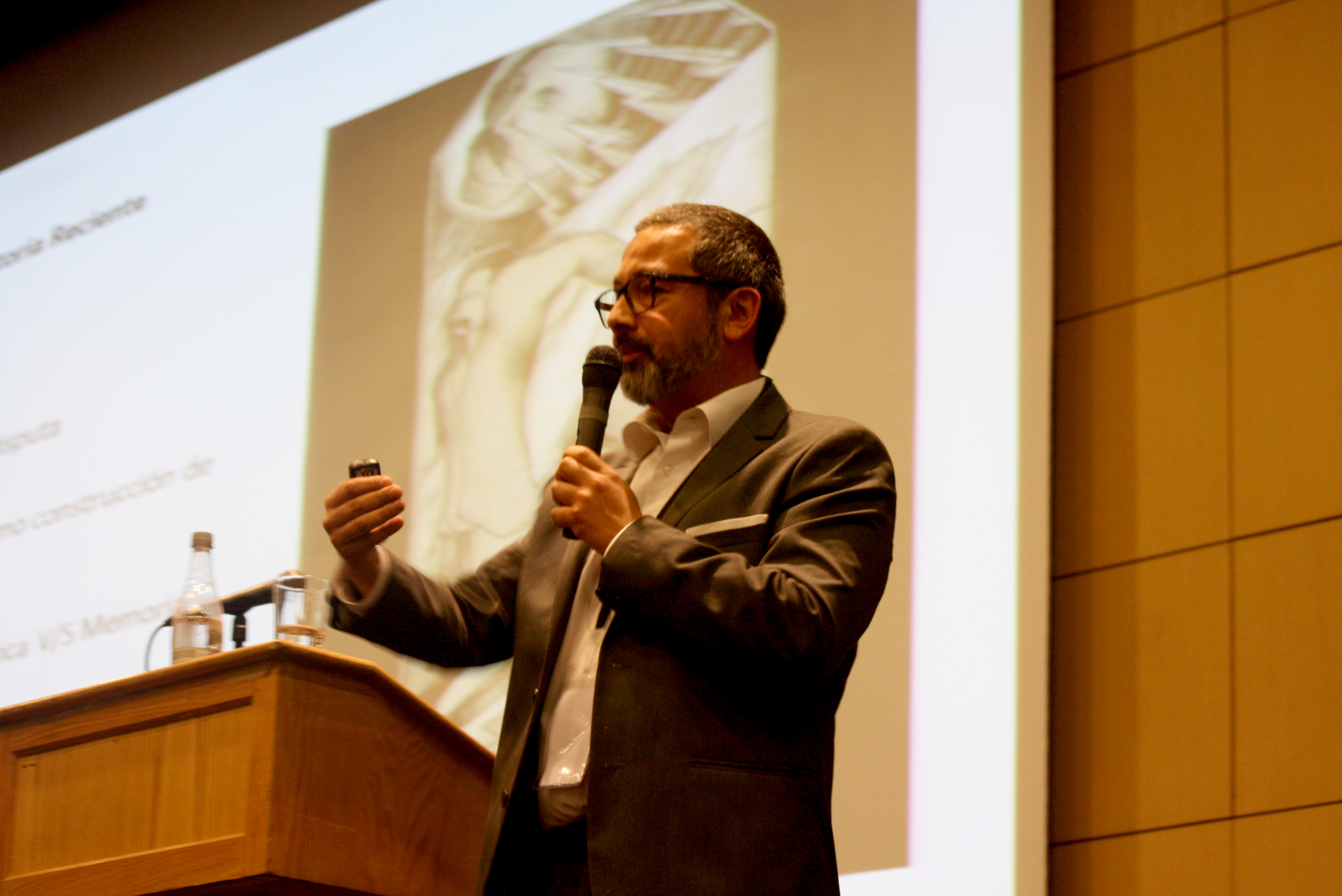 Conferencia Magistral “Los hilos de la memoria. Experiencias desde la cultura y organizaciones sociales” por Pablo Andrade