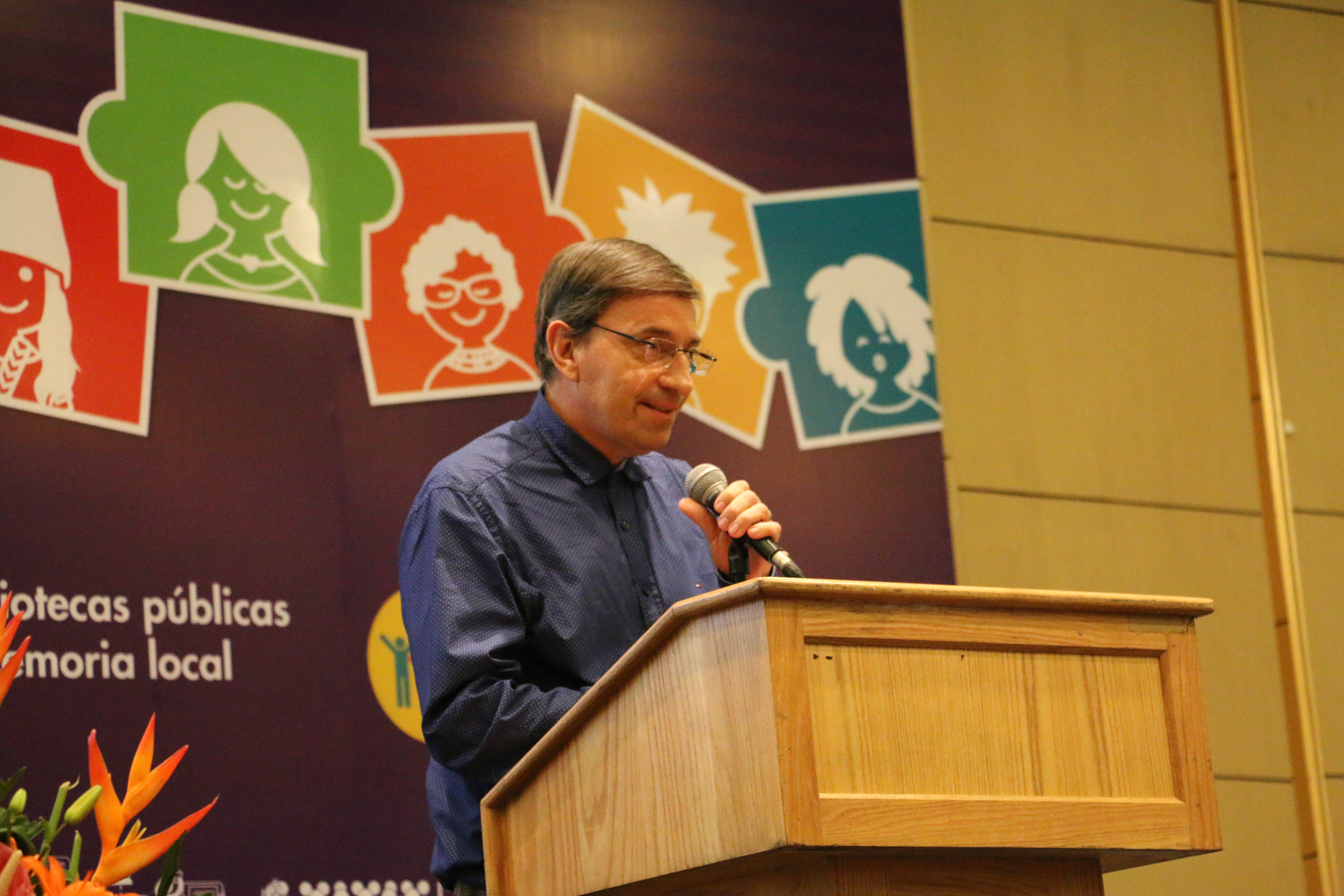 Jose Zuleta, jurado del III Premio Nacional de Bibliotecas “Daniel Samper Ortega” 2016, realiza la lectura del acta de ganadores.