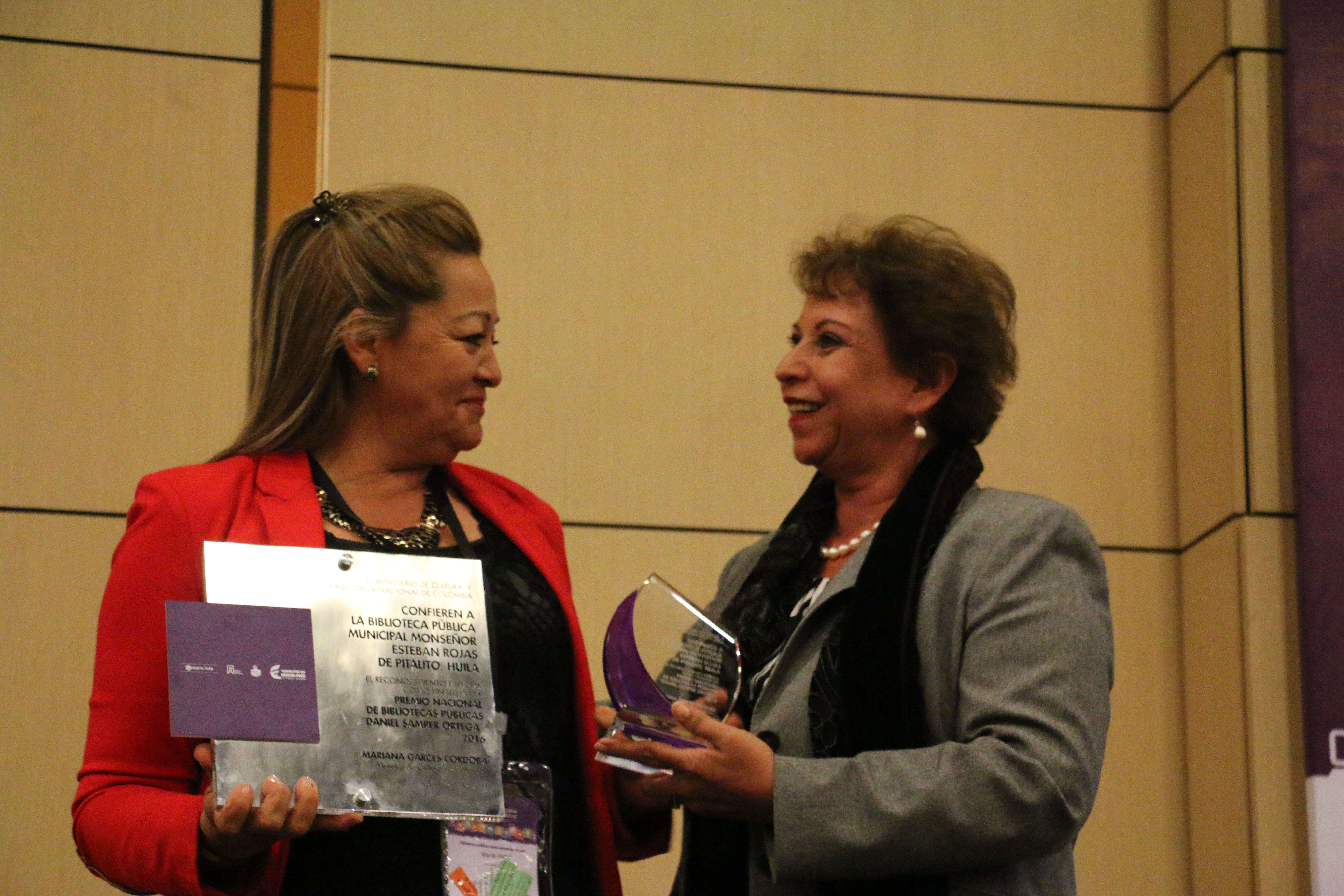 Gloria Palomino, jurado del III Premio Nacional de Bibliotecas “Daniel Samper Ortega” 2016 hace entrega de reconocimiento a la Biblioteca Pública Municipal Monseñor Esteban Rojas de Pitalito, Huila
