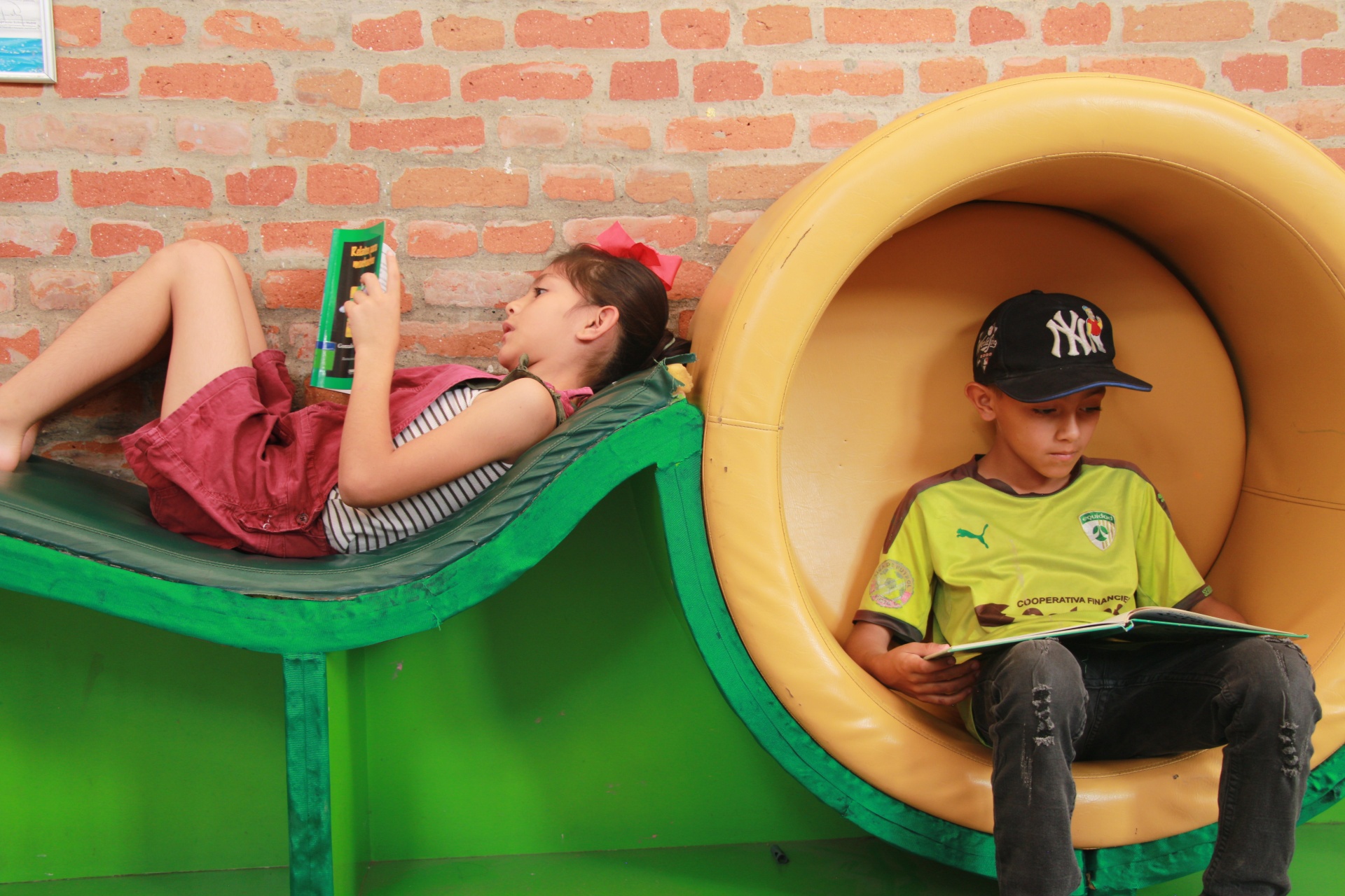 Fotografía de niños sentados leyendo
